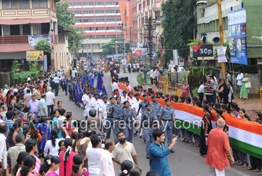 Students form human chain to display 305 meter long National Flag  